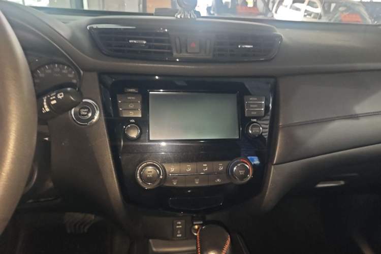 Used Nissan X-Trail 2017 2.0L CVT Comfort Edition 2WD Audio And AC Panel