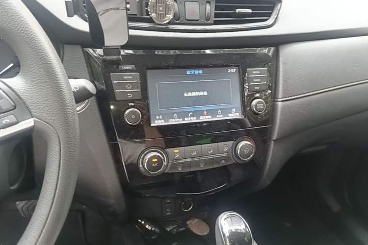 Used Nissan X-Trail 2017 2.0L CVT Comfort Edition 2WD Audio And AC Panel