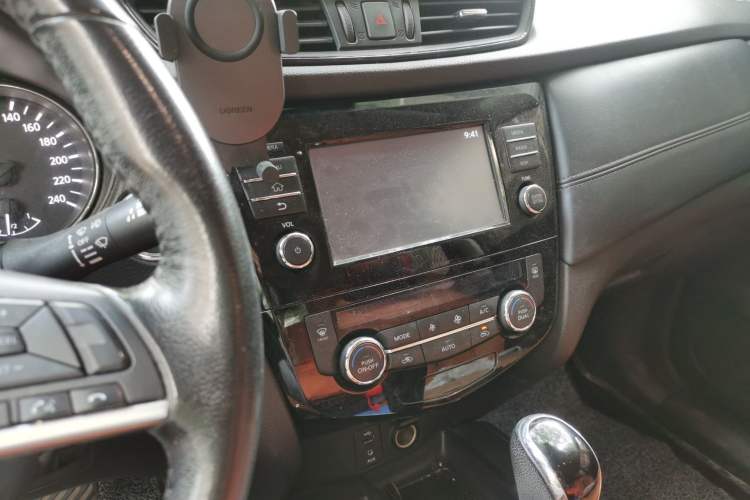 Used Nissan X-Trail 2017 2.5L CVT Luxury Edition 4WD Audio And AC Panel