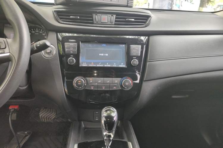 Used Nissan X-Trail 2017 2.0L CVT Comfort Edition 2WD Audio And AC Panel