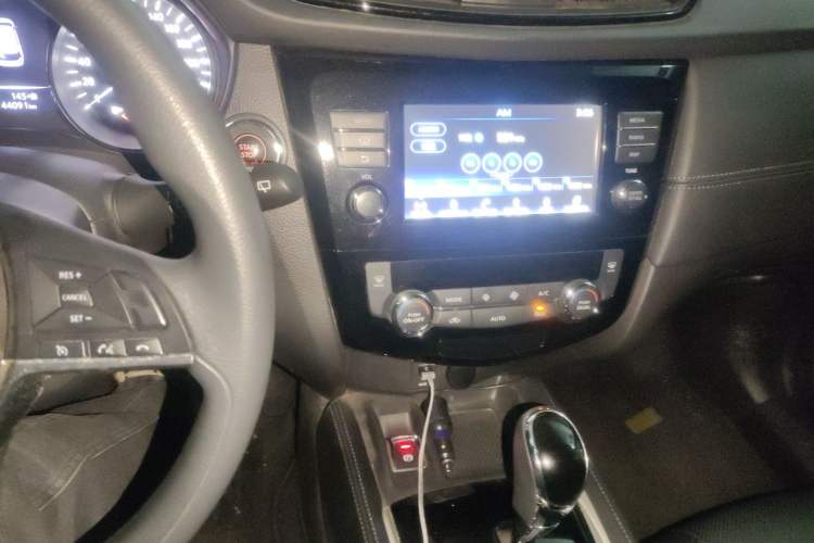 Used Nissan X-Trail 2017 2.5L CVT Leading Edition 4WD Audio And AC Panel