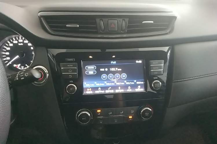 Used Nissan X-Trail 2017 2.0L CVT 7-Seater Comfort Edition 2WD Audio And AC Panel