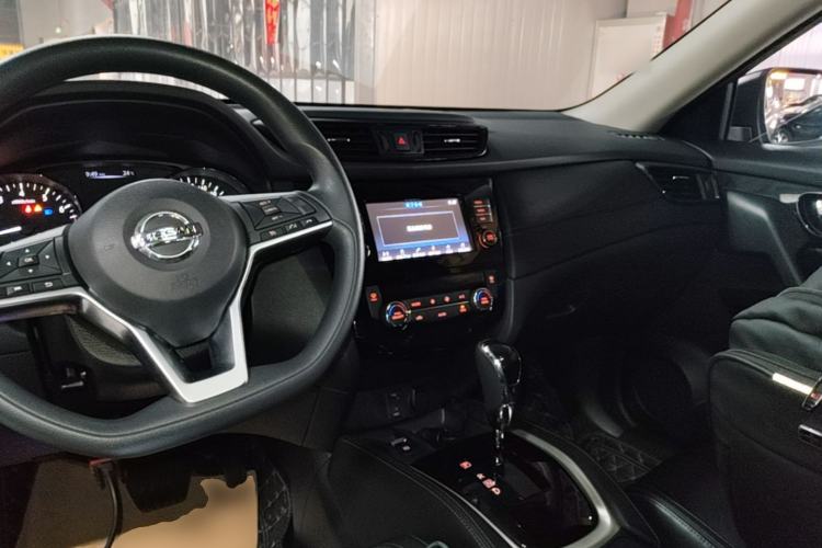 Used Nissan X-Trail 2017 2.5L CVT Leading Edition 4WD Center Console