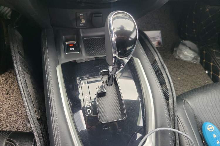 Used Nissan X-Trail 2017 2.5L CVT Luxury Edition 4WD Gear Lever