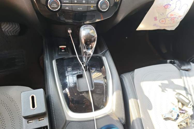 Used Nissan X-Trail 2017 2.5L CVT Luxury Edition 4WD Gear Lever