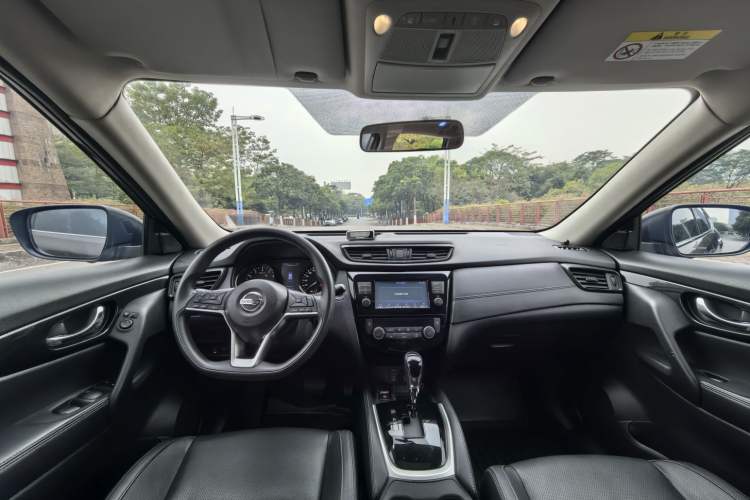 Used Nissan X-Trail 2017 2.5L CVT Leading Edition 4WD Interior 2