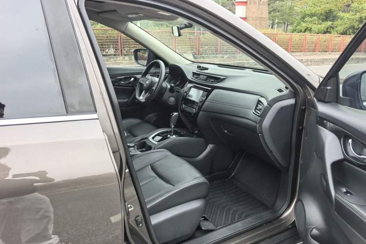 Used Nissan X-Trail 2017 2.5L CVT Leading Edition 4WD Interior 5