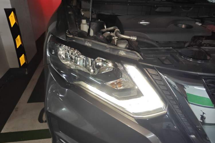 Used Nissan X-Trail 2017 2.0L CVT Comfort Edition 2WD Right Front Headlight
