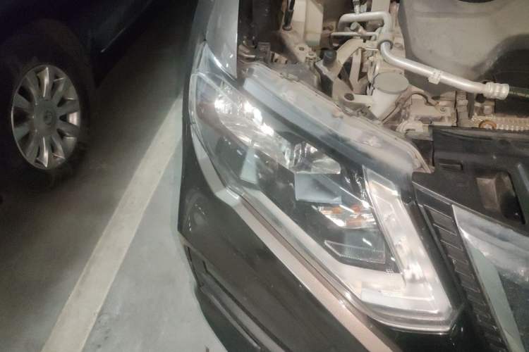 Used Nissan X-Trail 2017 2.5L CVT Leading Edition 4WD Right Front Headlight
