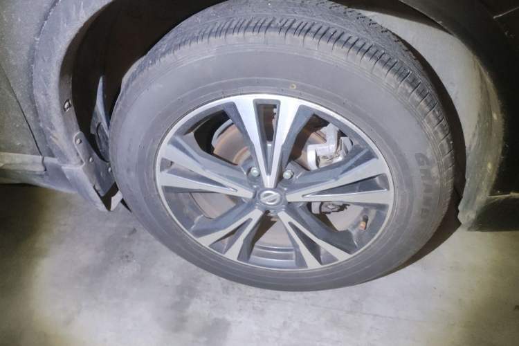 Used Nissan X-Trail 2017 2.5L CVT Leading Edition 4WD Right Front Wheel Hub