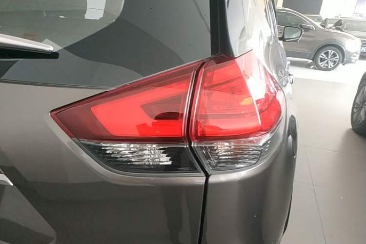 Used Nissan X-Trail 2017 2.0L CVT 7-Seater Comfort Edition 2WD Right Rear Taillight