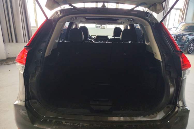 Used Nissan X-Trail 2017 2.5L CVT Leading Edition 4WD Trunk