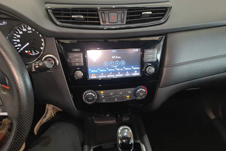 Used Nissan X-Trail 2017 2.0L CVT Comfort Edition 2WD Audio And AC Panel