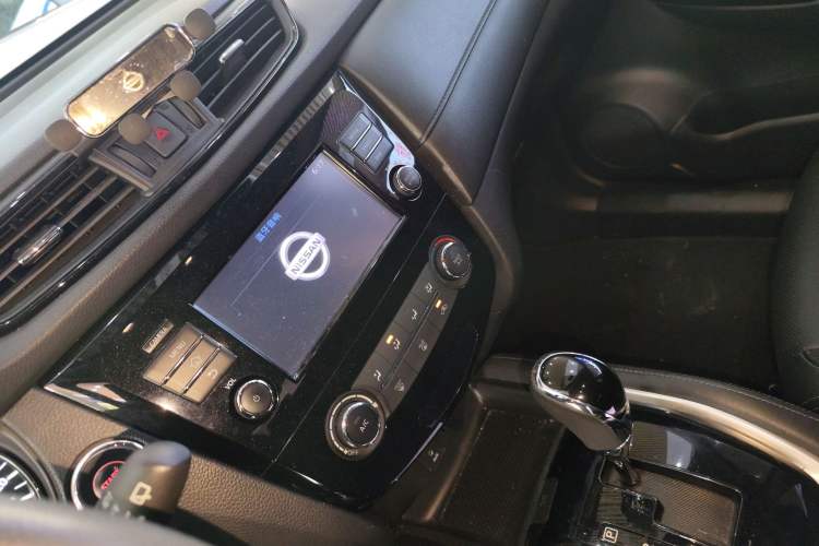 Used Nissan X-Trail 2017 2.0L CVT Comfort Edition 2WD Audio And AC Panel