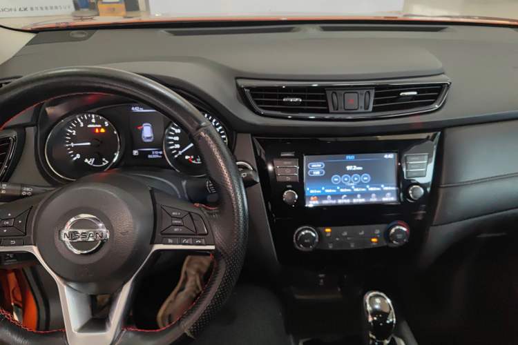 Used Nissan X-Trail 2017 2.0L CVT Comfort Edition 2WD Center Console
