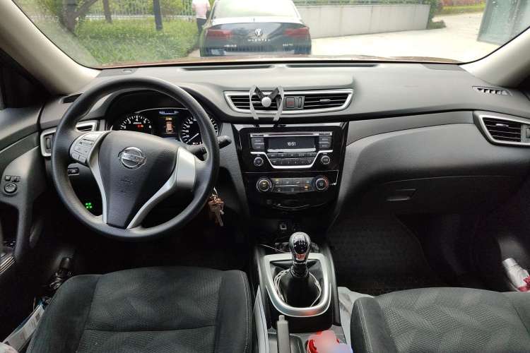 Used Nissan X-Trail 2017 2.0L Manual Classic Edition 2WD Center Console