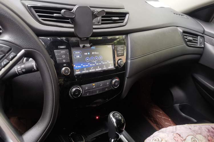 Used Nissan X-Trail 2017 2.0L CVT Comfort Edition 2WD Audio And AC Panel