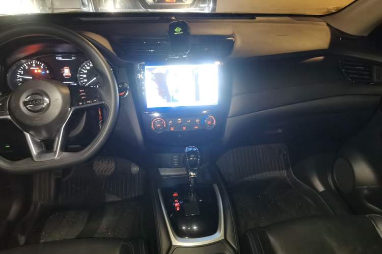 Used Nissan X-Trail 2017 2.0L CVT Comfort Edition 2WD Audio And AC Panel