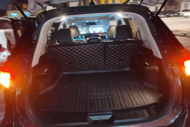 Used Nissan X-Trail 2017 2.0L CVT Comfort Edition 2WD Trunk