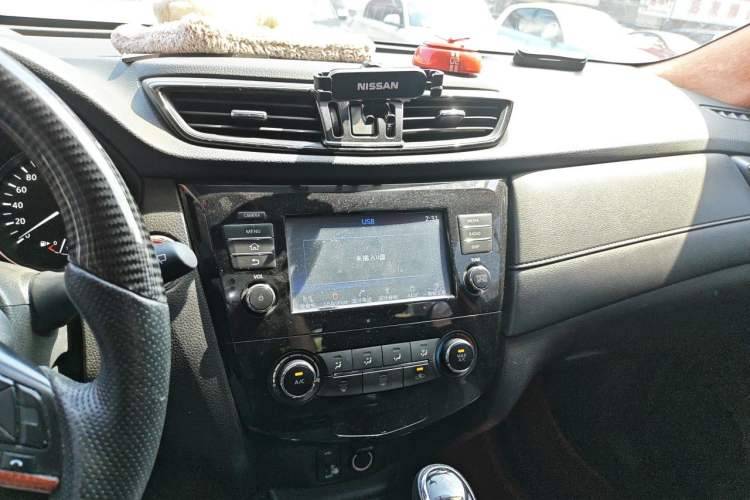 Used Nissan X-Trail 2017 2.0L CVT Comfort Edition 2WD Audio And AC Panel