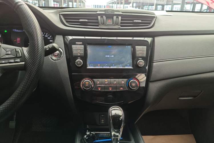 Used Nissan X-Trail 2017 2.0L CVT Comfort Edition 2WD Audio And AC Panel