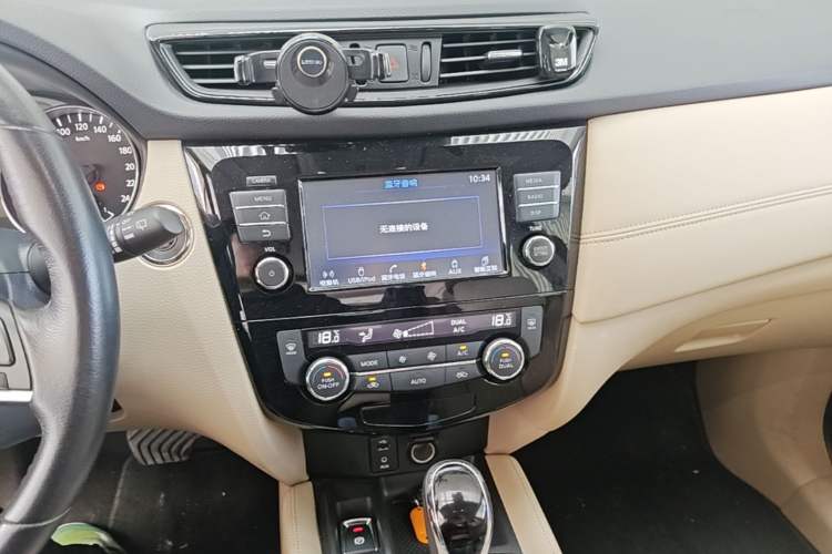 Used Nissan X-Trail 2017 2.5L CVT Luxury Edition 4WD Audio And AC Panel