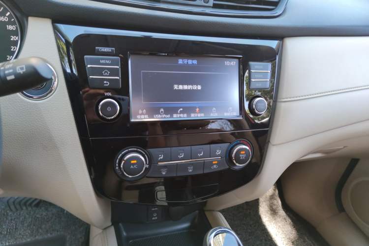 Used Nissan X-Trail 2017 2.0L CVT Comfort Edition 2WD Audio And AC Panel