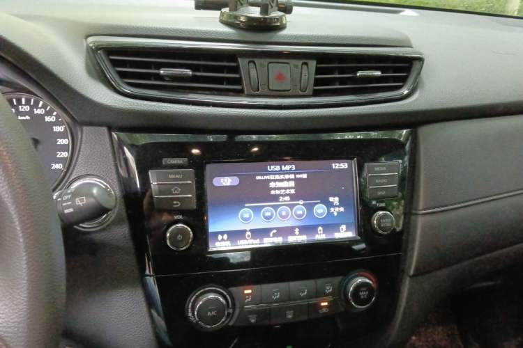 Used Nissan X-Trail 2017 2.0L CVT Comfort Edition 2WD Audio And AC Panel