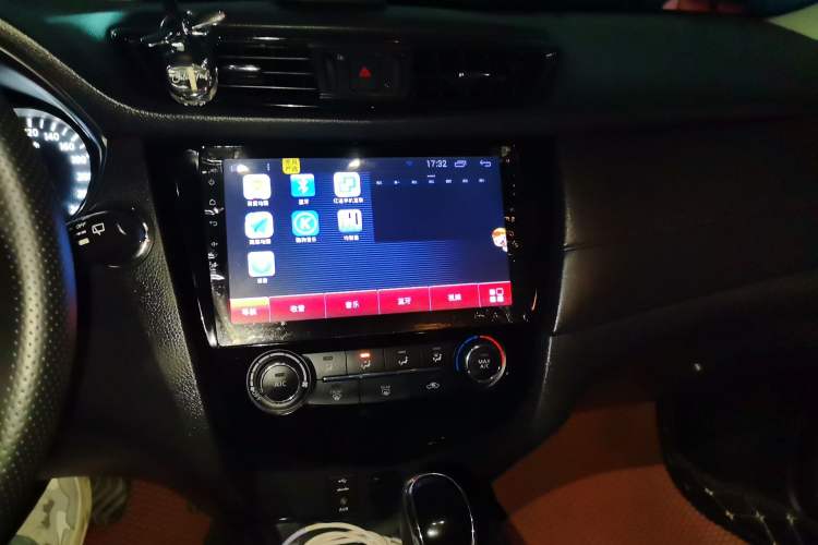 Used Nissan X-Trail 2017 2.0L CVT Comfort Edition 2WD Audio And AC Panel
