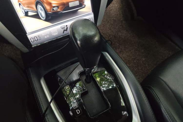 Used Nissan X-Trail 2017 2.0L CVT Comfort Edition 2WD Gear Lever