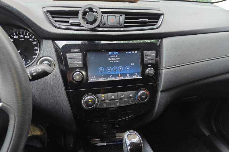 Used Nissan X-Trail 2017 2.0L CVT Comfort Edition 2WD Audio And AC Panel