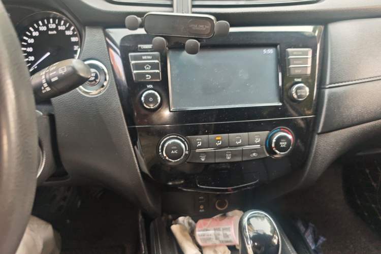 Used Nissan X-Trail 2017 2.0L CVT Comfort Edition 2WD Audio And AC Panel