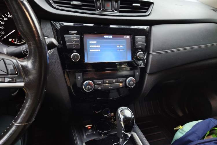 Used Nissan X-Trail 2017 2.5L CVT Luxury Edition 4WD Audio And AC Panel