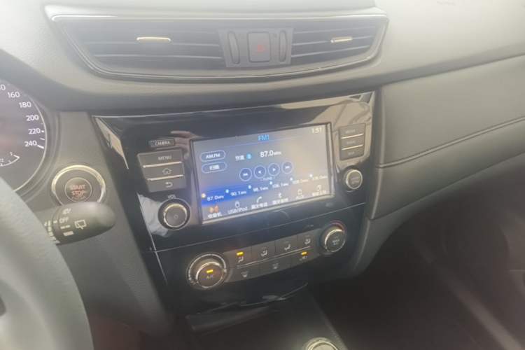 Used Nissan X-Trail 2017 2.0L CVT Comfort Edition 2WD Audio And AC Panel