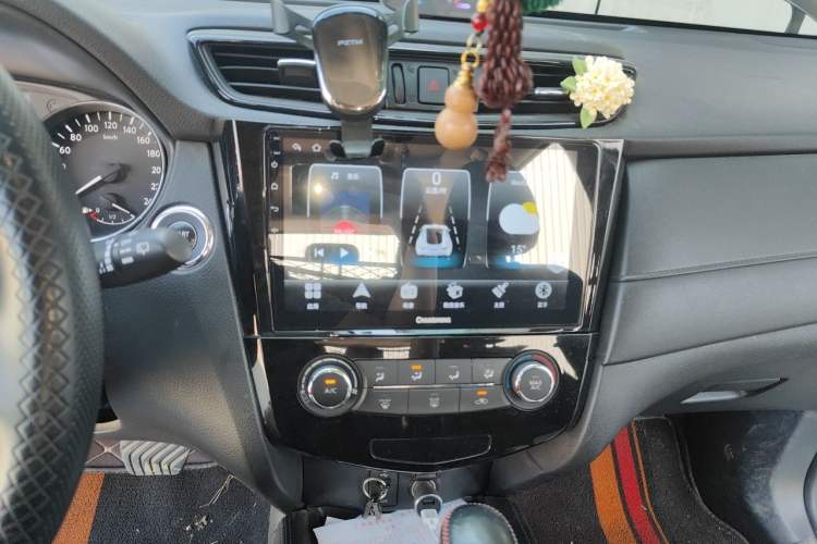 Used Nissan X-Trail 2017 2.0L CVT Comfort Edition 2WD Audio And AC Panel
