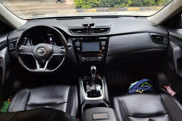 Used Nissan X-Trail 2017 2.5L CVT Luxury Edition 4WD Center Console