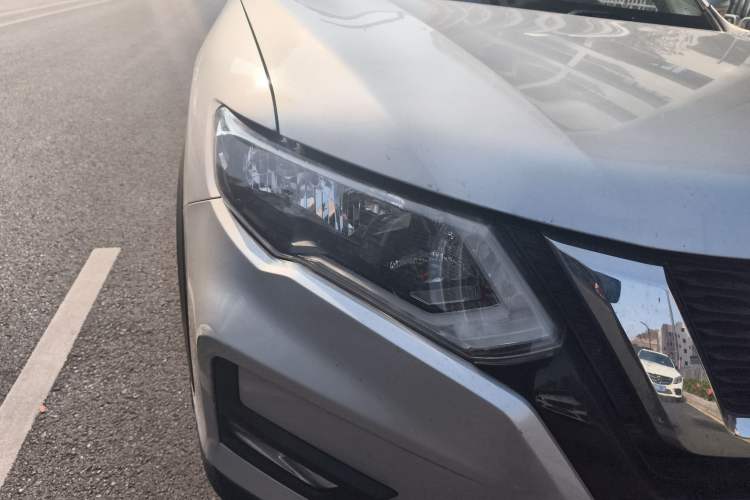 Used Nissan X-Trail 2017 2.5L CVT Luxury Edition 4WD Right Front Headlight
