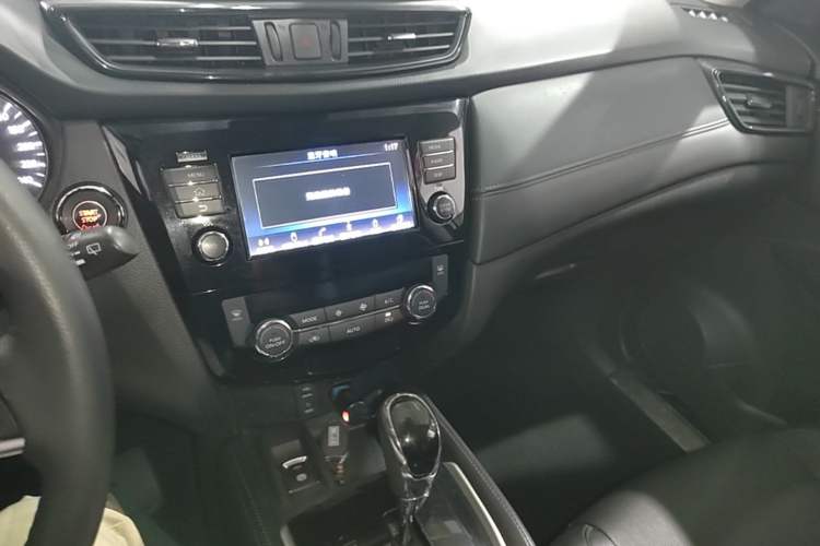 Used Nissan X-Trail 2017 2.5L CVT Luxury Edition 4WD Audio And AC Panel