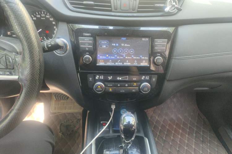 Used Nissan X-Trail 2017 2.5L CVT Luxury Edition 4WD Audio And AC Panel