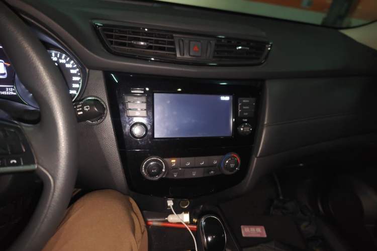 Used Nissan X-Trail 2017 2.0L CVT Comfort Edition 2WD Audio And AC Panel