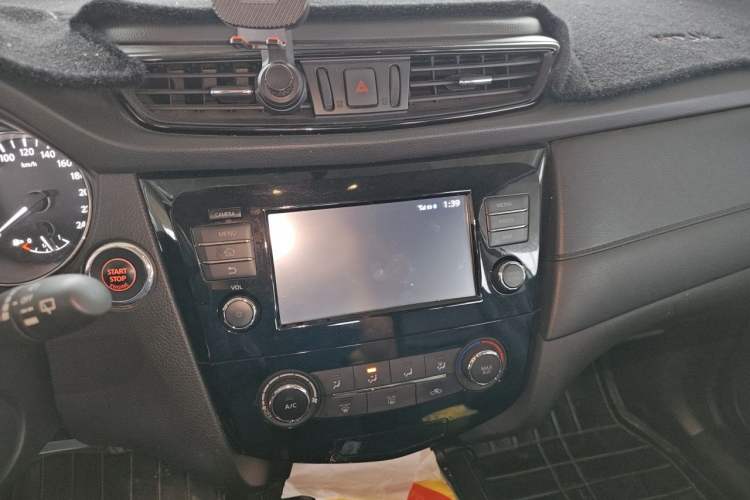 Used Nissan X-Trail 2017 2.0L CVT Comfort Edition 2WD Audio And AC Panel