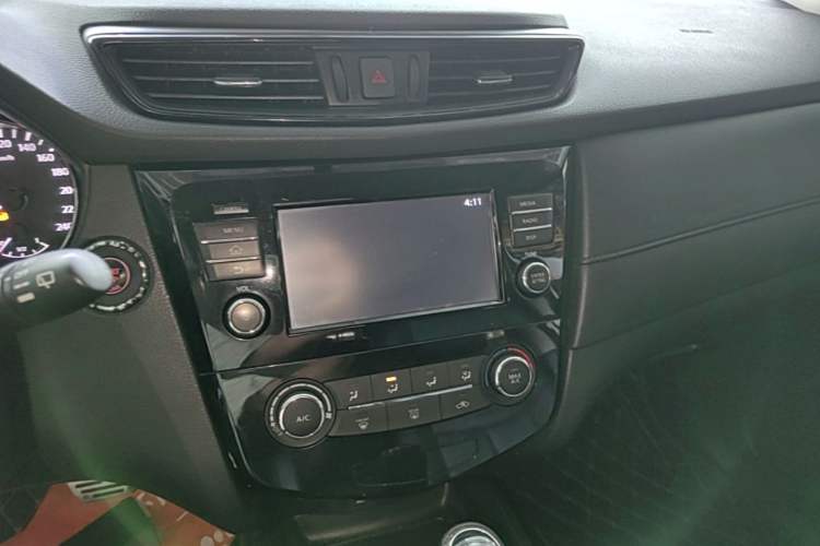 Used Nissan X-Trail 2017 2.0L CVT Comfort Edition 2WD Audio And AC Panel