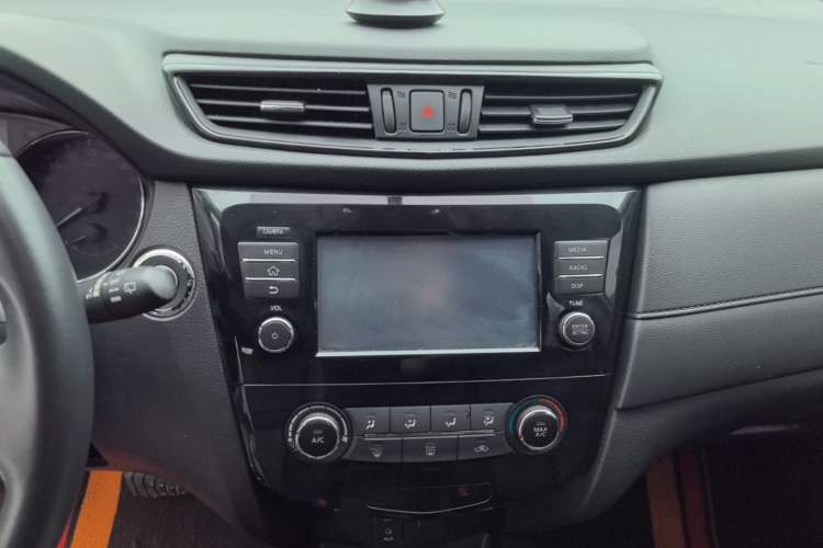 Used Nissan X-Trail 2017 2.0L CVT Comfort Edition 2WD Audio And AC Panel