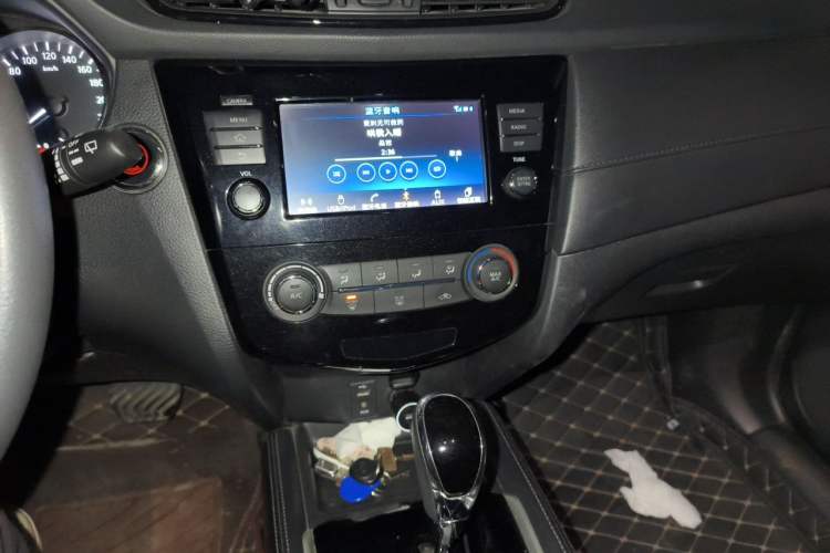 Used Nissan X-Trail 2017 2.0L CVT Comfort Edition 2WD Audio And AC Panel