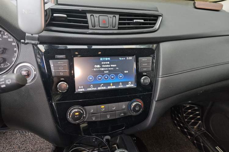 Used Nissan X-Trail 2017 2.0L CVT Comfort Edition 2WD Audio And AC Panel