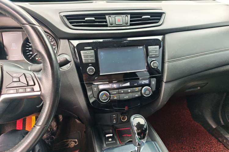 Used Nissan X-Trail 2017 2.5L CVT Luxury Edition 4WD Audio And AC Panel