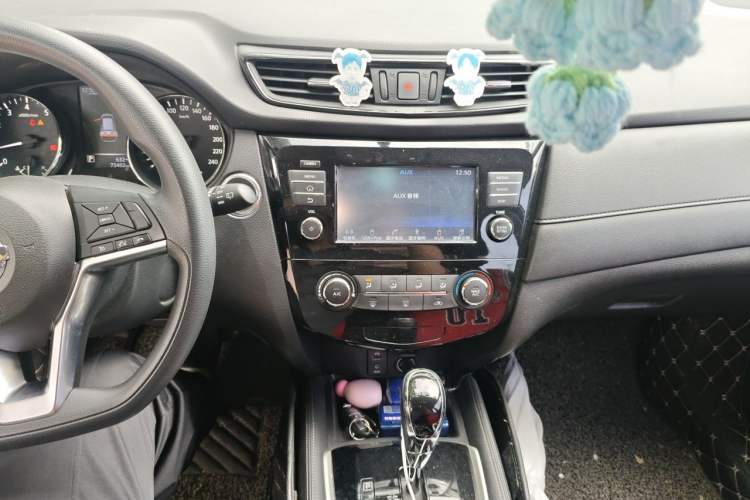 Used Nissan X-Trail 2017 2.0L CVT Comfort Edition 2WD Audio And AC Panel