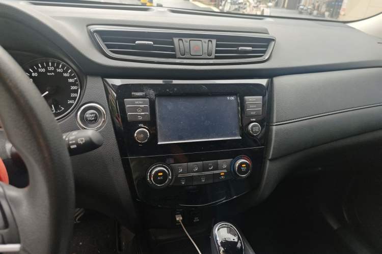 Used Nissan X-Trail 2017 2.0L CVT Comfort Edition 2WD Audio And AC Panel