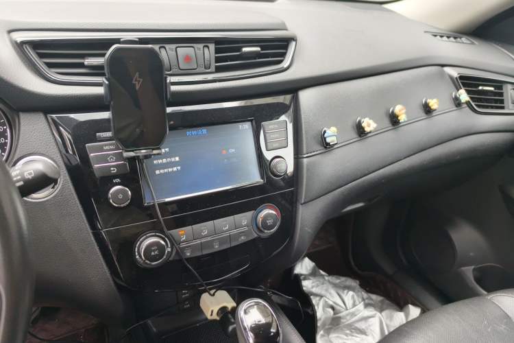 Used Nissan X-Trail 2017 2.0L CVT Comfort Edition 2WD Audio And AC Panel
