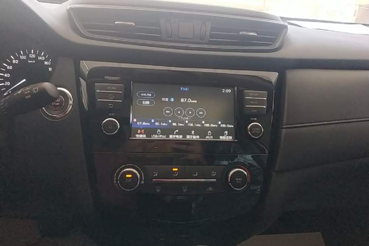 Used Nissan X-Trail 2017 2.0L CVT Comfort Edition 2WD Audio And AC Panel